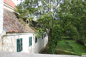 Guntersdorf, ehem. Wasserschloss in der Ortsmitte, 2. Hälfte 16. Jh., Blick in den ehem. Wassergraben