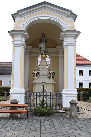 Ladendorf, Marienkapelle in der Platzanlage südlich des Schlosses, 1731