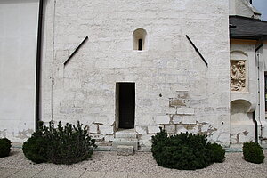 Lassee, Pfarrkirche hl. Martin, Wehrturm mit Schießscharten