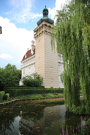 Schloss Pottenbrunn, bestehend aus im Kern mittelalterlicher Burg mit Bergfried ("Altes Schloss") und Wohnschloss, Mitte 16. Jh.