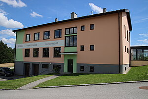 Waldenstein, Volksschule und Musikheim