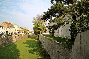 Traiskirchen, Befestigungsanlage des Areals der Pfarrkirche und des Pfarrhofes, 17./18. Jh.