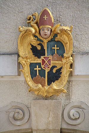 Traiskirchen, Traiskirchen, Torturm als Eingang in das Kirchenareal, 1716. Melker Stiftswappen