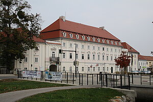 Ebreichsdorf - Hauptplatz, Thorntonhaus, ehem. Kattunfabrik, 1773 errichtet