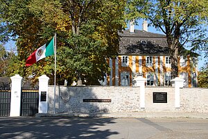 Gneixendorf, Schloss, ehem. Wasserhof, im Kern 1. H. 17. Jh.
