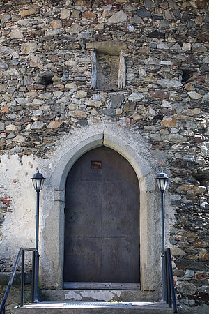 Großgöttfritz, Karner neben der Pfarrkirche, am Grufteingang bezeichnet "AEIOU 1483", Spitzbogenportal