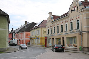 Kilb, Raiffeisen-Platz