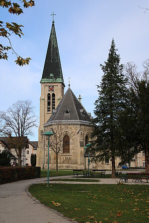 Berndorf, Filialkirche (ehem. Pfarrkirche) Mariä Himmelfahrt auf dem Kislingerplatz, 1881-1893 nach Plänen von Viktor Rumpelmayer errichtet