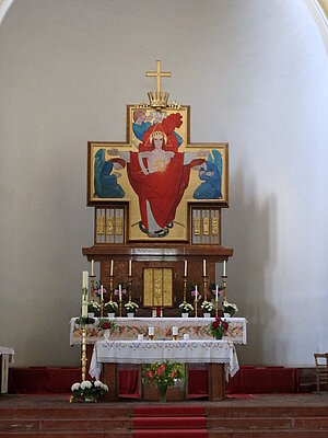 Eichgraben, Pfarrkirche Herz Jesu Friedenskirche, Hochaltar mit kreuzförmigem Altarbild - K. Engel, 1953