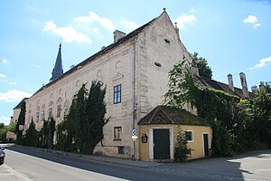 Haugsdorf, Sog. Schloss, ehemaliges Rathaus, im Kern 16./17. Jh.