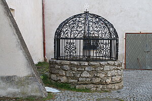 Mailberg, Schloss Mailberg, Brunnen im Hof