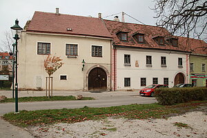 Brunn am Gebirge, Leopold Gattringer-Straße, links Ackerbürgerhaus, rechts Patramhof, Rundbogenportal 1490