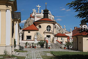 Maria Lanzendorf, Pfarr- und Wallfahrtskirche Schmerzhafte Mutter Gottes, Kalvarienberg in künstlicher Felsanlage,1699