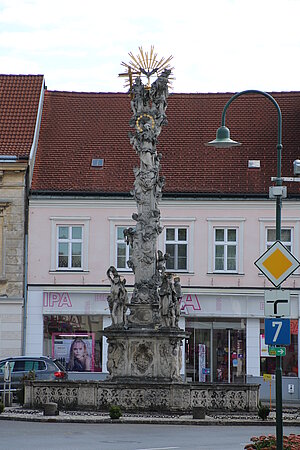 Poysdorf,  Pfarrkirche hl. Johannes der Täufer, Dreifaltigkeitssäule, 1715