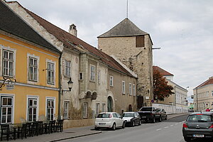 Bruck an der Leitha, Wiener Gasse,  Torturm des ehem. Wienertores, Stadtbefestigung 2. Viertel 13. Jh. errichtet, im 15. Jh. verstärkt