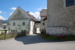 Göstling an der Ybbs, Pfarrkirche hl. Andreas, Durchgang zwischen Pfarrhof und Pfarrkirche