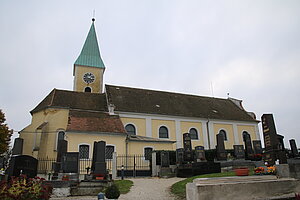 Großebersdorf, Pfarrkirche hl. Niklaus, barocker Saalbau mit gotischem Chor und Süd-Turm, um 1400 errichtet