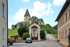 Hollenstein an der Ybbs, Blick auf den Kirchkogel mit der Pfarrkirche hll. Johannes der Täufer und Nikolaus, 1761-1765 unterdes West-Turms errichtet Einbeziehung des gotischen Chores und