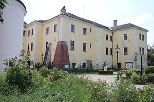 Purkersdorf, Schloss, heute Bezirksgericht und Heimatmuseum, Verwaltungszentrum des Wienerwaldes, in der zweiten Häfte des 16. Jahrhunderts Wiederaufbau