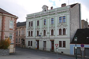 Allentsteig, Hauptplatz Nr. 24: späthistoristische Fassade, im Dachgiebel Büste Kaiser Franz Joseph I. - Jubiläumshaus