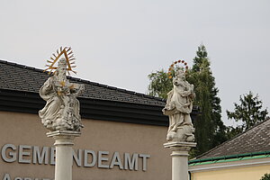 Asparn an der Zaya, Dreifaltigkeitssäule, 1693 und Mariensäule, um 1700