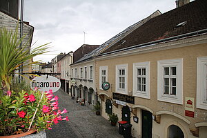 Melk, Hauptstraße 10. 12 und 14, spätmittelalterliche Geschäftshäuser