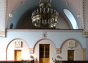 Enzersfeld, Pfarrkirche Mariae Geburt, 1908/09, im Inneren sezessionistische Ausstattung, Blick gegen die Empore
