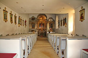 Maiersdorf, Wehrkirche hl. Johannes der Täufer, Blick aus dem Anbau von 1964 in die romanische Kirche