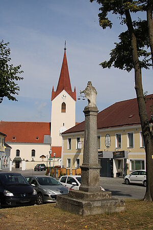 Schweiggers, Pranger mit Figur der Justitia, am Marktplatz, 1722