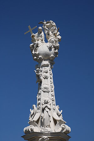 Ebenfurth, Dreifaltigkeitssäule auf dem Hauptplatz1713 errichtet