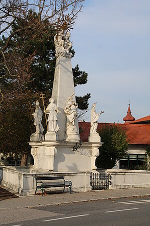 Petronell-Carnuntum, Dreifaltigkeitssäule, 1698-99 gestiftet