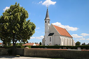 Fischamend Dorf,  Filialkirche hl. Quirinus, um 1020 im Besitz des Klosters Tegernsee, heutiger Bau aus dem 14. Jh.