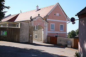 Japons, Pfarrhof, rundbogiges Einfahrtstor, 1715 bezeichnet