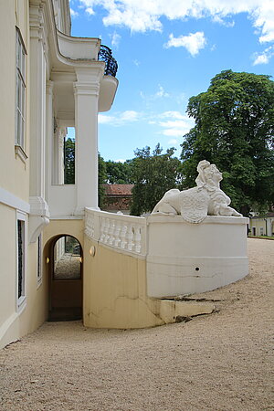 Wilfersdorf, Schloss Wilfersdorf, 1713-1721 Errichtung der vierflügeligen Anlage durch Johann Anton Ospel