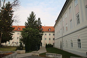 Ebreichsdorf - Hauptplatz, Thorntonhaus, ehem. Kattunfabrik, 1773 errichtet