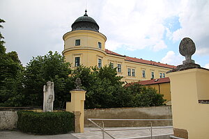 Judenau, Schloss Judenau, Bauteile des 17. und 18. Jh.s, einheitliche Fassadierung und Zubauten ab 1854