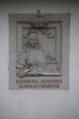 Mauerbach, Kaiser-Jubiläum-Schule, 1908 nach Plänen von Josef Hofbauer errichtet, Arkadenreliefs