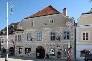 Neunkirchen, Hauptplatz Nr. 11-12, sog. Graffitohaus, Ende 16. Jh, Portal 1591 bez.