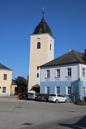 Neupölla, Gemeindeamt Pölla und Pfarrkirche hl. Jakobus der Ältere