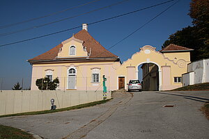 Obersulz, Einfahrt zum Kirchhofbereich mit Pfarrhof links