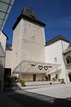 Pöggstall, Schloss Pöggstall (Rogendorf), Innenhof Blick gegen den Bergfried