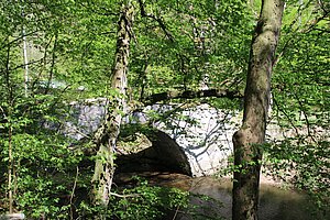 Weitenegg, ehem. Fürbergsche Poststraße, gemauerte Bogenbrücke