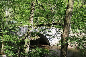 Weitenegg, ehem. Fürbergsche Poststraße, gemauerte Bogenbrücke