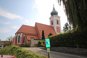 Gottsdorf, Pfarrkirche Hll. Petrus und Paulus, spätgotische Staffelkirche mit barockem West-Turm