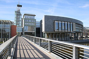 St. Pölten, Regierungsviertel, 1992-97 errichtet, BLick auf Klangturm und Landtagsgebäude
