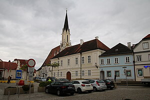 Melk, Hauptplatz, im Hintergrund die Pfarrkirche