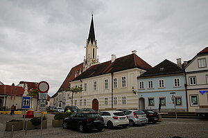 Melk, Hauptplatz, im Hintergrund die Pfarrkirche