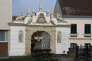 Göllersdorf, Schlosstor in der Ost-Front des Marktplatzes, in der Achse der Schlosszufahrt, 1703