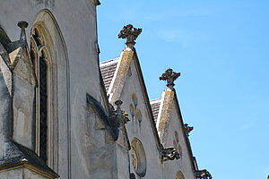 Jedenspeigen, Pfarrkirche hl. Martin, im Kern mittelalterlicher Bau, Umgestaltung durch Wiener Dombaumeister Friedrich von Schmidt, 1880-1886, Fassadendetail