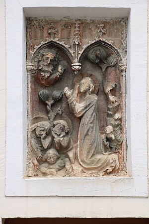 St. Leonhard am Forst, Pfarrkirche St. Leonhard, Ölbergrelief an der Kirchenfassade